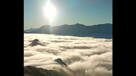 イラン西部ハメダーン州ガルメー山頂上空での雲の舞のタイムラプス