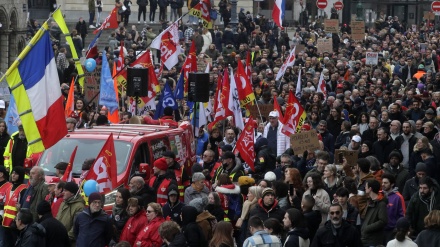 法国举行第四次反对退休改革抗议 官方称近百万人参与