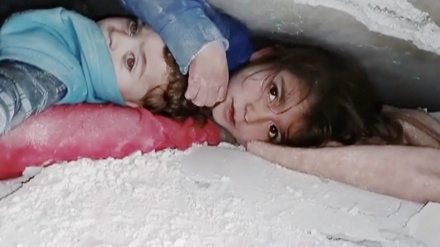 Heqja e rrënojave nga ndërtesat e shkatërruar nga tërmeti në Siri