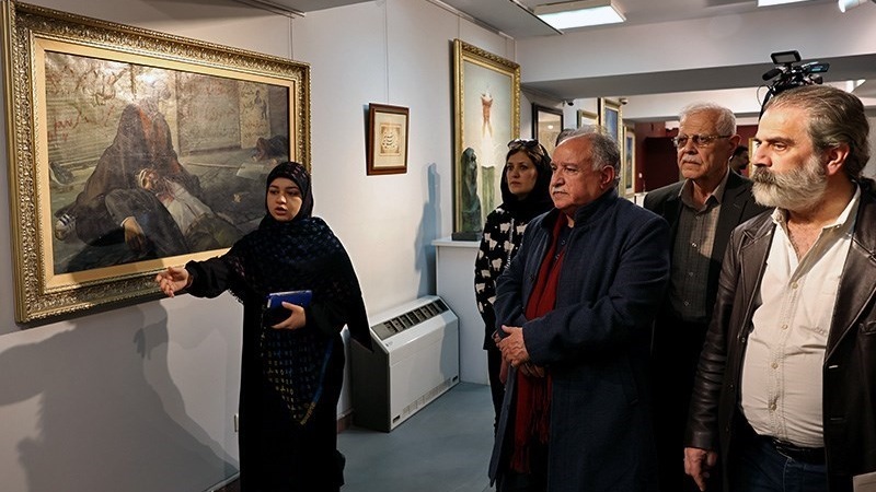 Seniman Suriah mengunjungi Galeri Hozeh Honari Tehran, Selasa (21/2/2023).