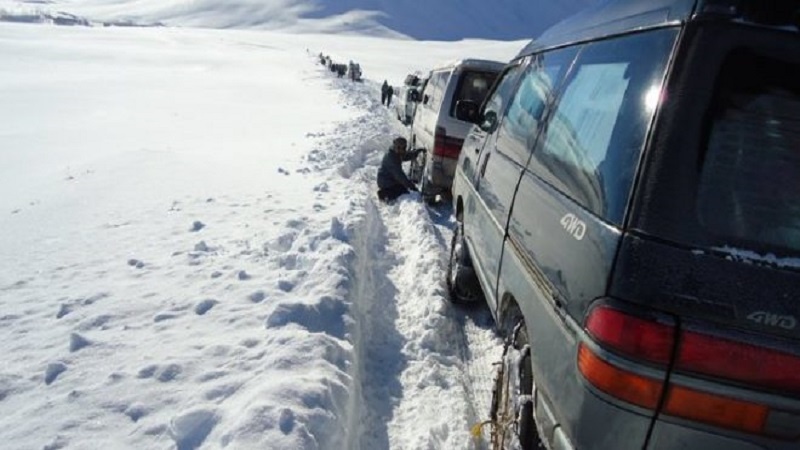 حدود صد مسافر در شاهراه کابل – غور در برف مانده‌اند