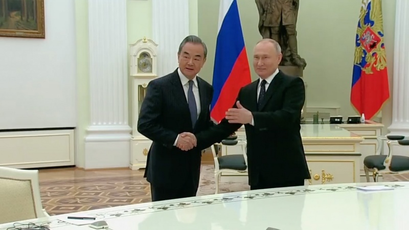 Wang Yi dan Vladimir Putin