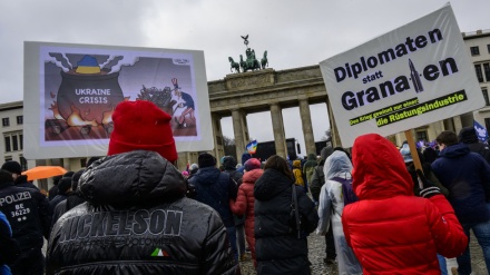  Thousands rally in Germany to protest against sending weapons to Ukraine 