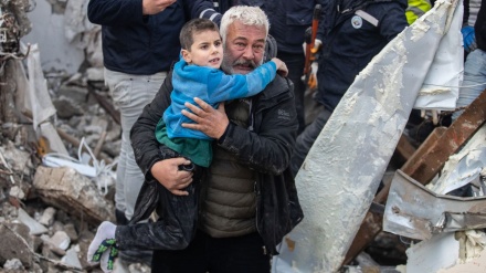 トルコ地震、死者1万5000人超に