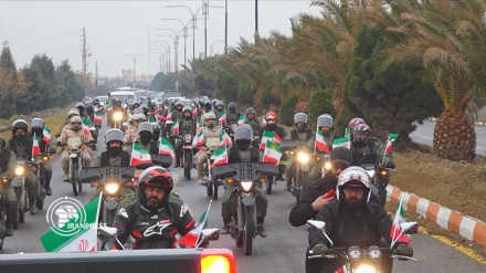 (VIDEO) Tehran, motociclisti sfilano per Decade Fajr