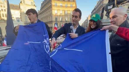 Demonstran Prancis Robek Bendera NATO