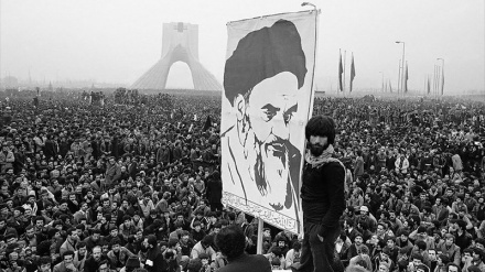 (FOTO DEL GIORNO) Iran, 44 anni fa, popolo in attesa dell'Imam Khomeini