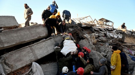 トルコ地震の死者、7900人超に、シリアで誕生直後の女児生還