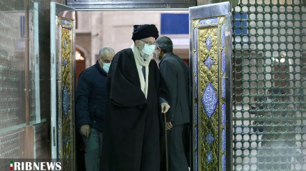 İnğılobi Ali Rəhbəri çı İmom Xomeyni (r.ə) hərəm iyən Şəhidon Qolzari ziyorət kardey 