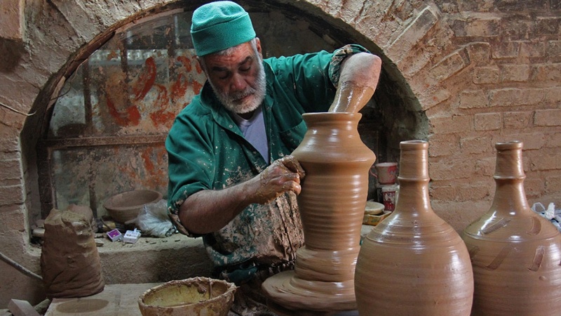 Artizanali i punimit të enëve prej dheu në Mejbad të Iranit