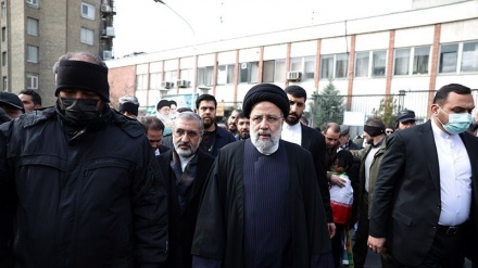 Menyatu dengan Rakyat, Presiden Iran Ikuti Pawai 22 Bahman
