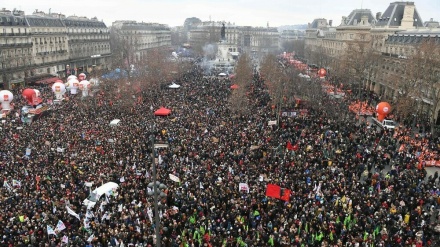 仏で年金改革デモに約100万人参加、　無期限ストライキ示唆も