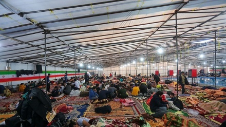 Bulan Rajab, Ribuan Siswa Isfahan I'tikaf di Masjid (1)