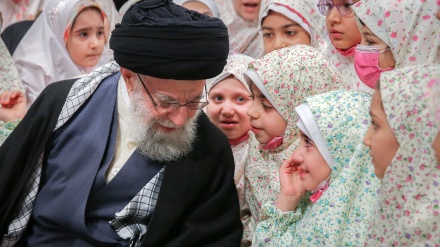 (FOTO) Leader e le ragazze della Rivoluzione islamica - 2