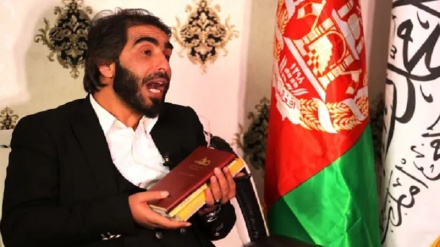 طالبان، استادی را که به مردم کتاب هدیه می‌داد بازداشت کردند