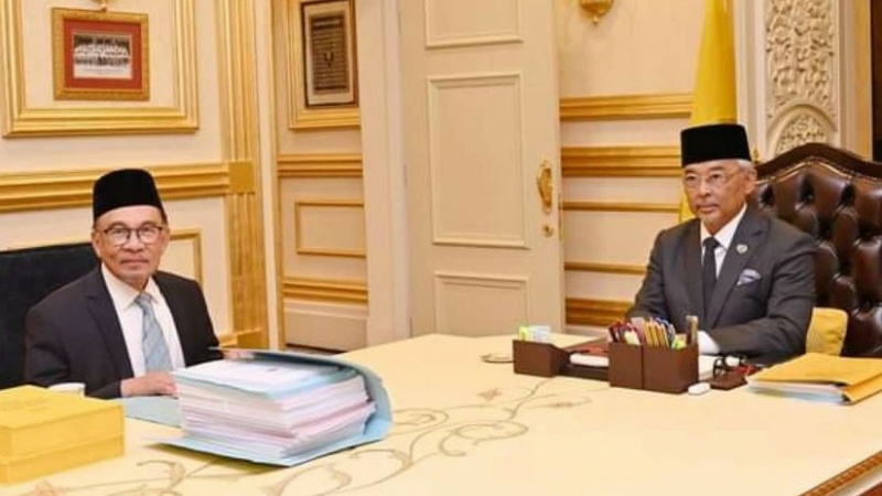 PM Anwar Ibrahim dan Al-Sultan Abdullah Ri\'ayatuddin Al-Mustafa Billah Shah