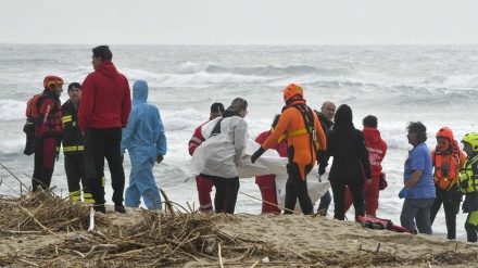 At least 33 migrants dead after shipwreck in southern Italy 