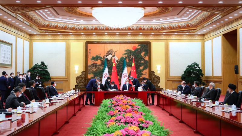 Pejabat tinggi Iran dan Cina menandatangani dokumen kerja sama bilateral, Selasa (14/2/2023).