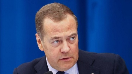 Дмитрий Медведев: Россия турли хил душманлар империяси билан юзма-юз бўлган 
