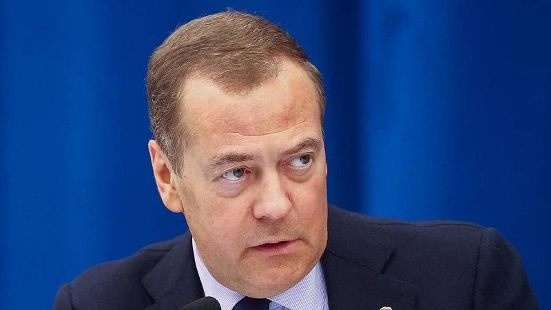 Дмитрий Медведев: Россия турли хил душманлар империяси билан юзма-юз бўлган