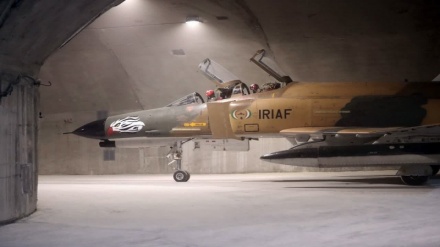 伊朗空军揭开其地下基地