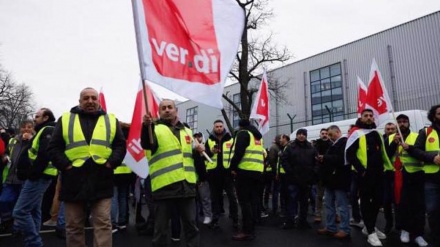 An acht deutschen Flughäfen rund 300.000 Passagiere gestrandet