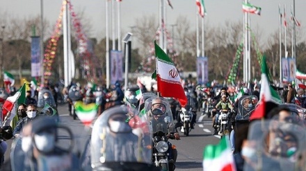 イラン全国でバイクによるパレードが実施、革命勝利記念日に因み