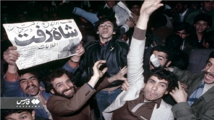 (FOTO DEL GIORNO) Iran, 44 anni fa, la fuga dello Shah