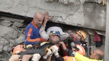 Vazhdojnë operacionet e shpëtimit të njerëzve nën gërmadhat e ndërtesave të shkatërruara nga tërmeti në Turqi