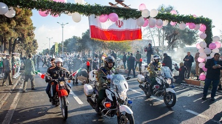 Dah-e Fajr, Angkatan Bersenjata Iran Gelar Parade Motor (1)