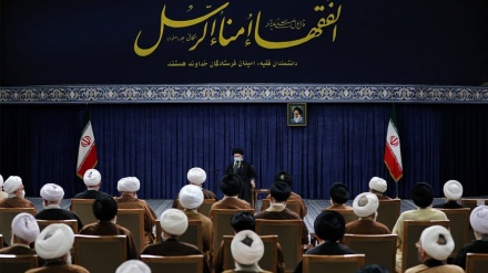 İslomiyə İnğilobi Yolə Rəhbər: İroni milləti zumandə ğoyməti bə həmmə rəsmi şəxson və alimon huccətış təmom kardə