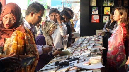 প্রকাশনা শিল্পে কাগজের মূল্য সংকট সত্ত্বেও ছুটির দিনে গ্রন্থমেলায় ভিড় 