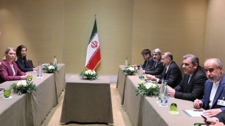 Pertemuan Menlu Iran dengan Pejabat Barat; Simbol Kegagalan Barat Kucilkan Iran