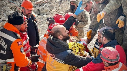 トルコ被災地で、イランの協力により父娘を奇跡的に救出