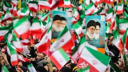 رهبرانقلاب: در ایام سالگرد پیروزی انقلاب، سر در هر خانه‌ای پرچم ایران بزنید