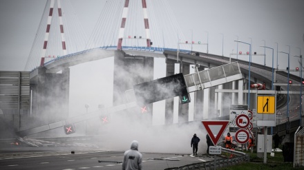  France unrest: Hundreds of thousands protest against Macron 