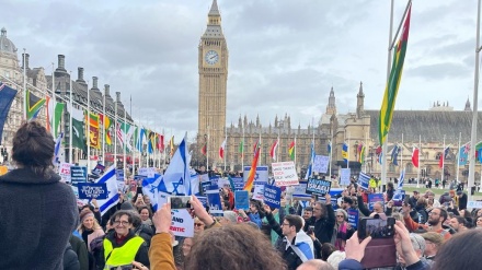 מפגינים בלונדון נגד המהפכה המשפטית: ממשלת עבריינים לא תמנה שופטים