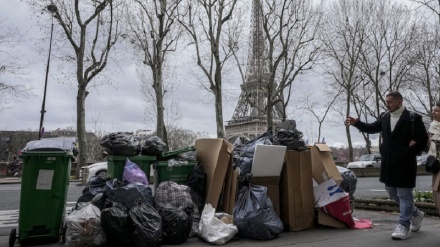 Lo sciopero dei netturbini ha riempito Parigi di rifiuti
