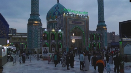 ラマザーン月を迎えたテヘラン市内のサーレフ霊廟の様子