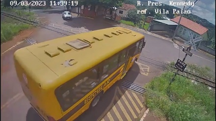 Бразилияда поезд мактаб автобуси билан тўқнашиб кетди(видео)