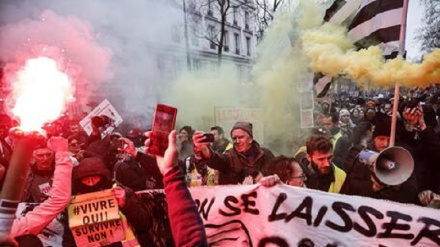 Scontri a Parigi, cassonetti a fuoco