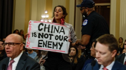 米下院の中国特別委員会で、反戦活動家が自国の好戦的姿勢に抗議