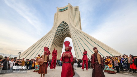 Performanca e grupeve popullore iraniane në sheshin Azadi të Teheranit për Novruz