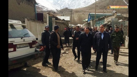 نخست وزیر تاجیکستان از نواحی زلزله زده مستچاه بازدید کرد
