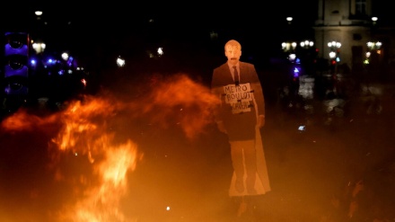 Parigi, continua la protesta contro riforma pensioni. Bruciata effige di Macron