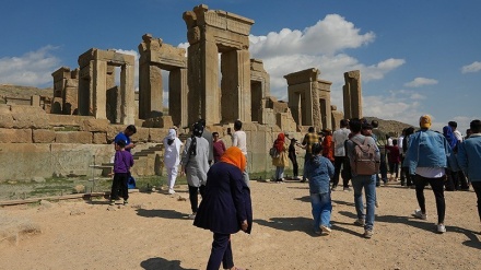 Nowruz, Takht-e Jamshid dan Naqsy-e Rostam Ramai Pengunjung (1)