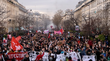 仏反年金改革デモ継続；観光にも影響、マクロン氏支持率は過去最低