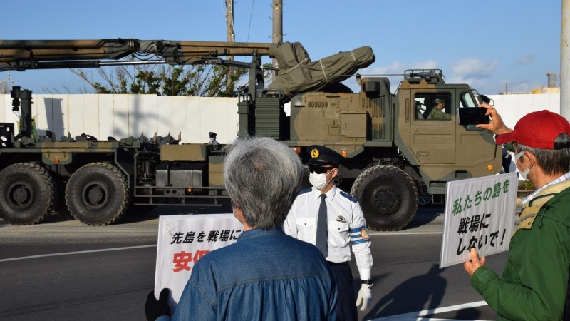 沖縄・石垣市で駐屯地整備に反対する市民らが抗議
