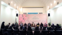 イランのライースィー大統領と女子生徒たちの面会