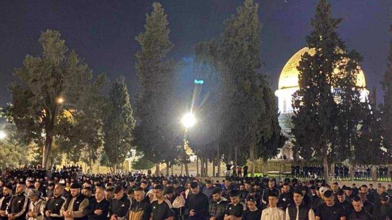  Thousands attend morning prayers in al-Aqsa despite restrictions 